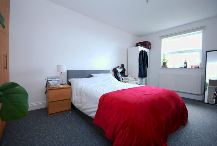 2 Bedroom Flat To Rent In Central Hill, Crystal Palace, SE19