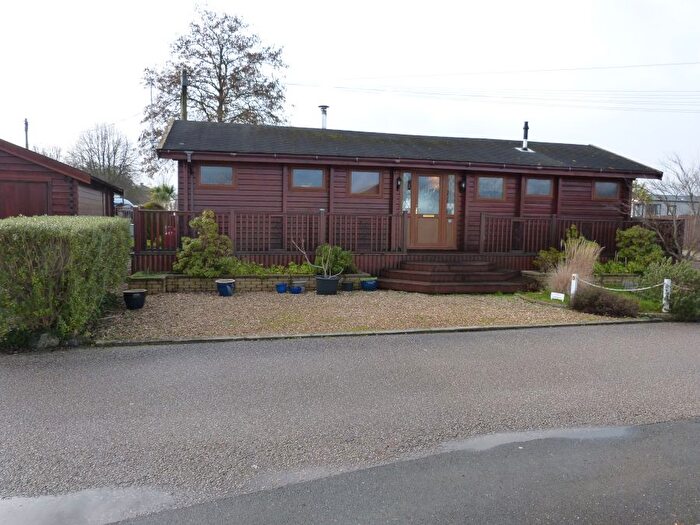 2 Bedroom Park Home For Sale In Snowlands Park, Par, PL24