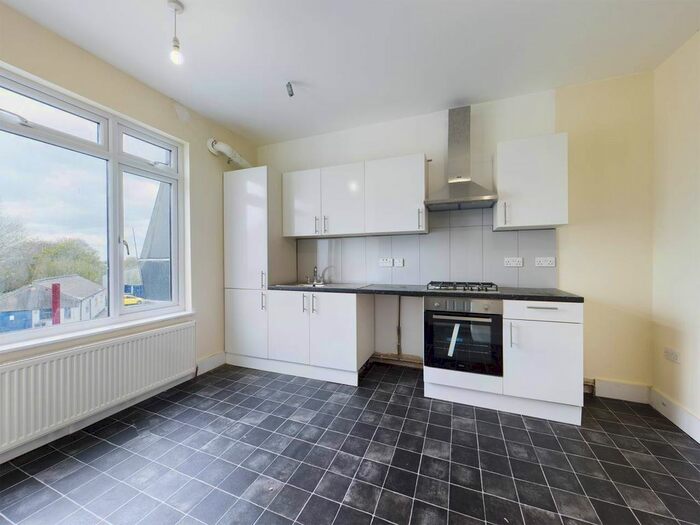 2 Bedroom Flat To Rent In High Street, Swanley, Kent, BR8