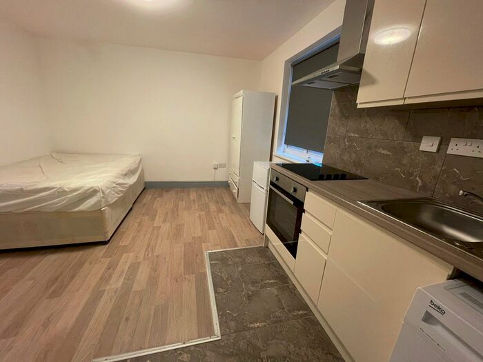 Studio To Rent In 23 Eltisley Road, Ilford, Essex IG1