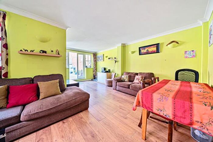 3 Bedroom Apartment For Sale In The Broadway, Chesham, HP5
