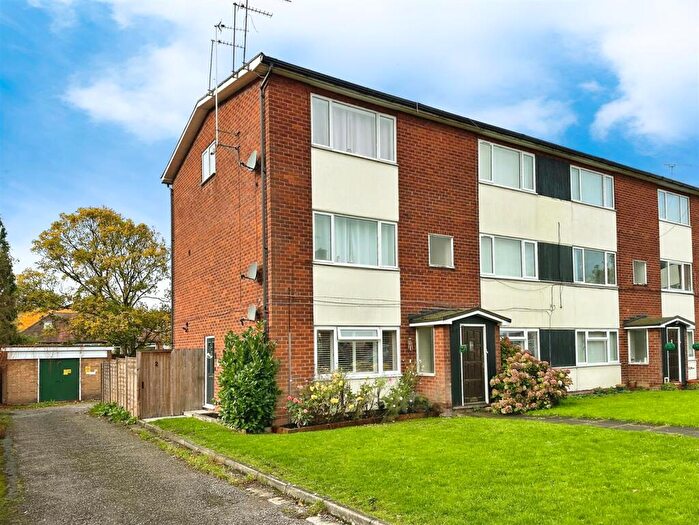 2 Bedroom Flat For Sale In Fairlawn Close, Leamington Spa, CV32