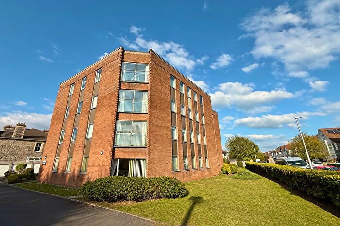 2 Bedroom Flat For Sale In Clarence Road East, Weston-Super-Mare - Lovely Sunny Flat, BS23