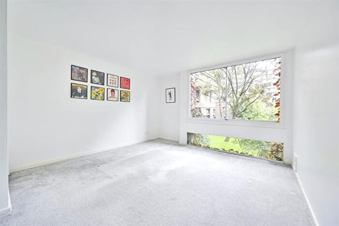 1 Bedroom Apartment To Rent In Thomas More House, Barbican, London, EC2Y