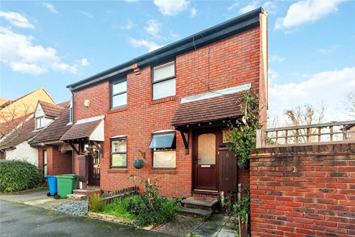 2 Bedroom End Of Terrace House To Rent In Howland Way, London, SE16