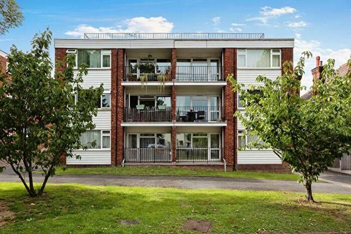 2 Bedroom Flat To Rent In Castle Avenue, London, E4