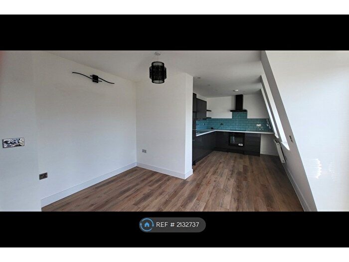 2 Bedroom Flat To Rent In Balham High Road, London, SW17
