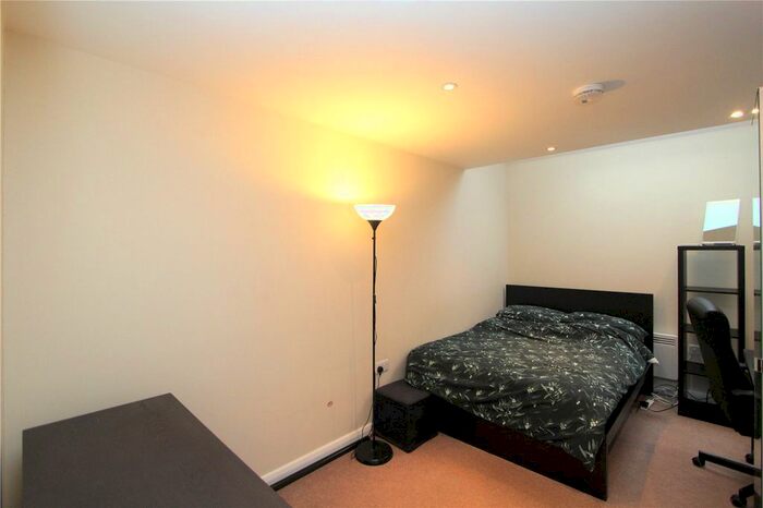 2 Bedroom Flat To Rent In Cumberland Road, Acton, London, Uk, W3
