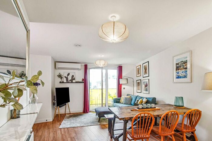 2 Bedroom Flat For Sale In Finchley Road, Childs Hill, NW11