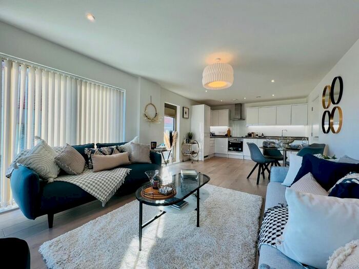 2 Bedroom Flat For Sale In Riverside Park, Ashford, TN23