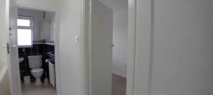 2 Bedroom Flat For Sale In Church Hill Road, Barnet, North London, EN4