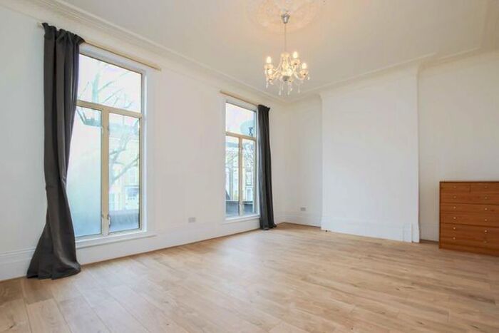 3 Bedroom Flat To Rent In Shepherds Bush Road, London, W6