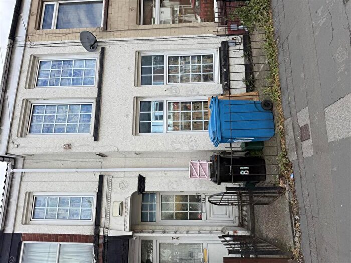 3 Bedroom Terraced House For Sale In Chanterlands Avenue, Hull, HU5