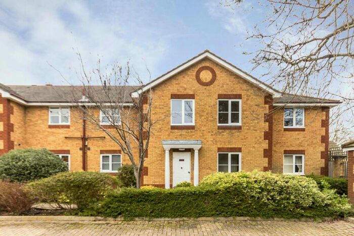 1 Bedroom Flat To Rent In Waterside Close, Surbiton, KT6