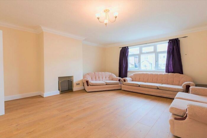 3 Bedroom Flat To Rent In Dollis Hill Lane, Dollis Hill, NW2
