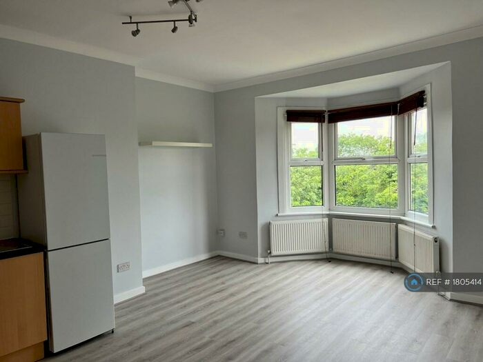 3 Bedroom Flat To Rent In Wellesely, Croydon, CR0
