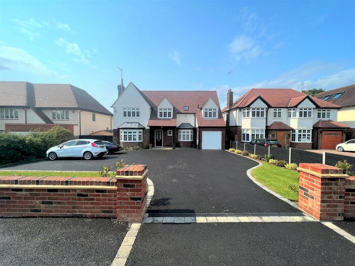 4 Bedroom Detached House To Rent In Brookmans Avenue, Brookmans Park, Hatfield, AL9