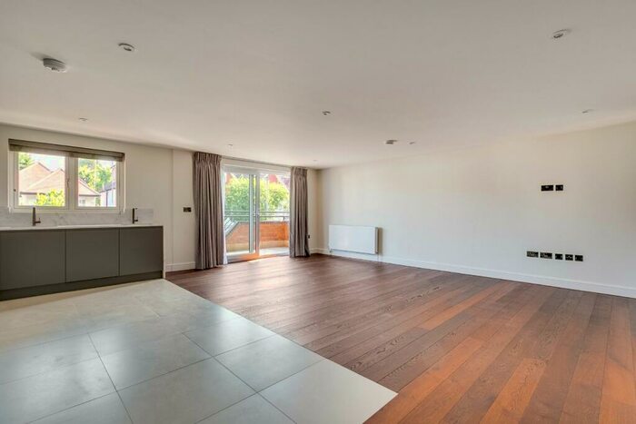 2 Bedroom Apartment To Rent In Oakview Lodge, Beechcroft Avenue, Golders Green, NW11