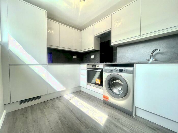 Studio To Rent In Avalon Close, Enfield, EN2