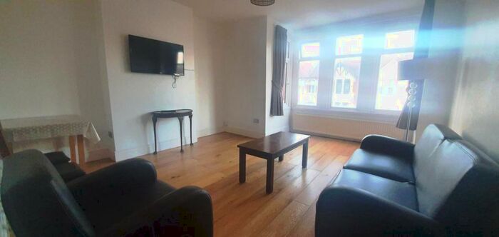 2 Bedroom Flat To Rent In Ranelagh Gardens, Ilford, IG1