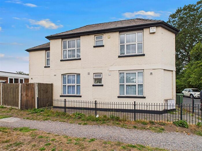 2 Bedroom Flat For Sale In Alma Road, Esher, KT10