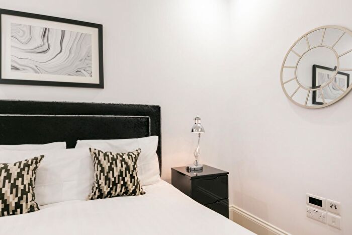 2 Bedroom Flat To Rent In Shaftesbury Avenue, London, W1D