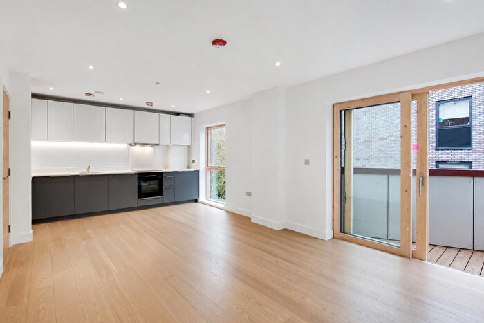 3 Bedroom Apartment To Rent In Kingsland Road, Shoreditch, E2