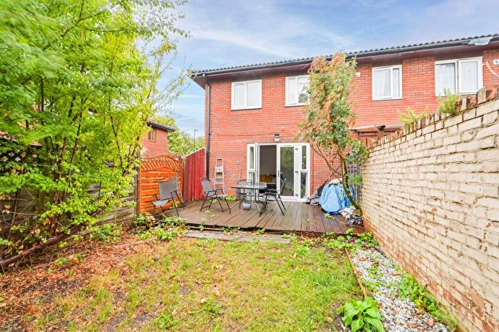 3 Bedroom Semi-Detached House To Rent In Stamford Road, Tottenham, London, N15