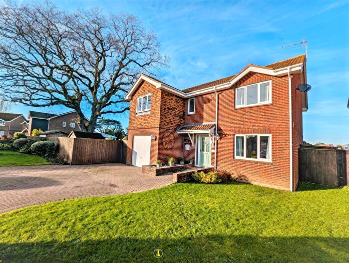 4 Bedroom Detached House For Sale In King George V Close, Ryde, PO33