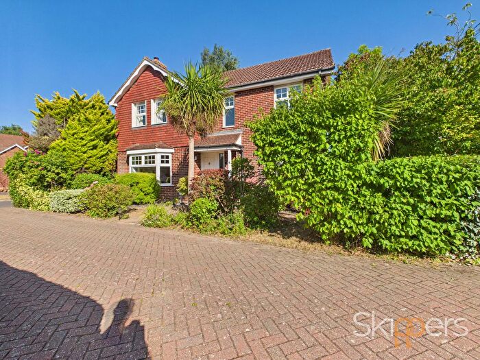 4 Bedroom Detached House For Sale In John Newington Close, Kennington, TN24