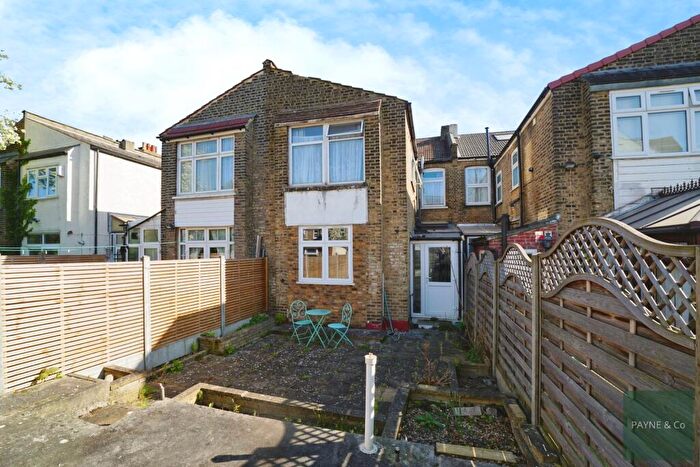 2 Bedroom Flat For Sale In Christchurch Road, Ilford, IG1