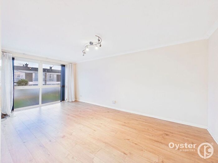 1 Bedroom Flat To Rent In Claybury, Bushey, WD23