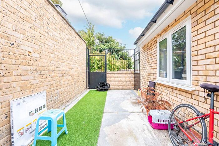 2 Bedroom Flat To Rent In Garratt Lane, Tooting, London, SW17