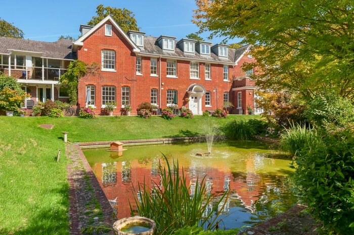 2 Bedroom Flat For Sale In Winton Hill, Stockbridge, SO20