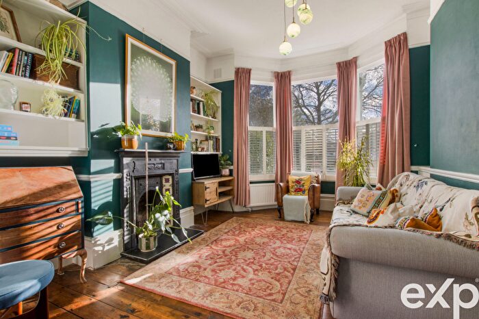 2 Bedroom Flat For Sale In Trinity Road, London, N22