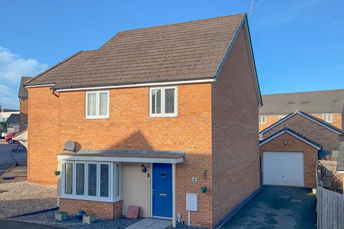 4 Bedroom Semi Detached House For Sale In Serin Mead, Leighton Buzzard, LU7