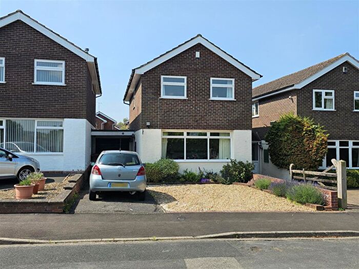 3 Bedroom Link Detached House For Sale In Lambourne Drive, Bewdley, DY12