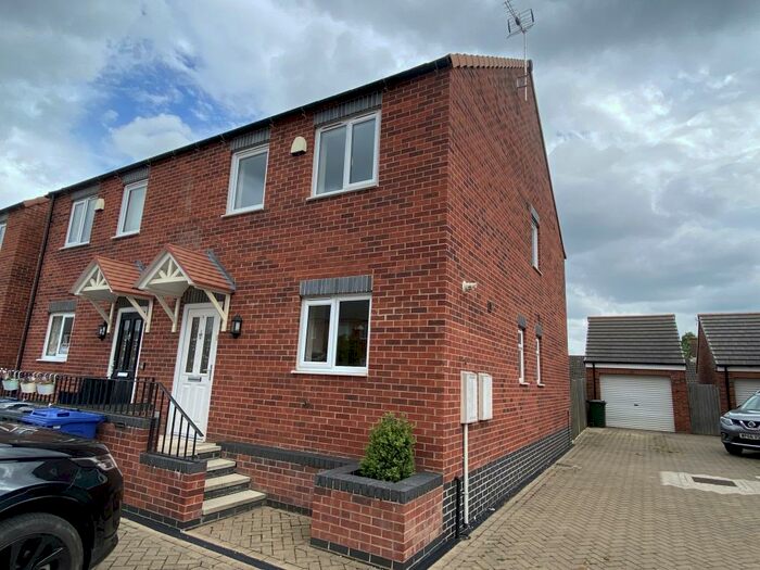 3 Bedroom Town House To Rent In Church View Gardens, Moorends, DN8