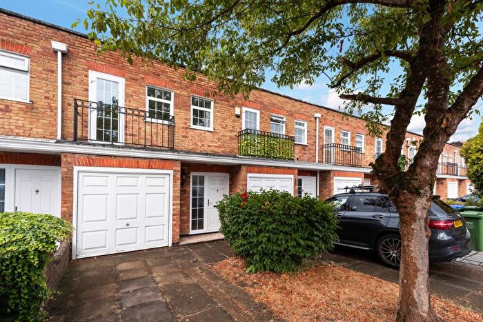 3 Bedroom Terraced House For Sale In Gainsborough Square, Bexleyheath, DA6