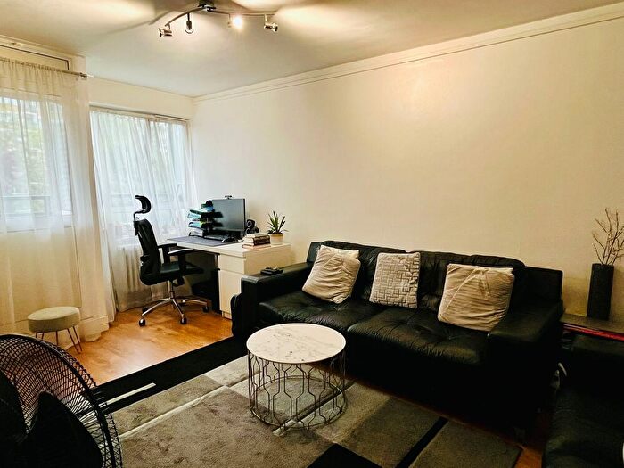 2 Bedroom Flat To Rent In Churchill Gardens, London, SW1V