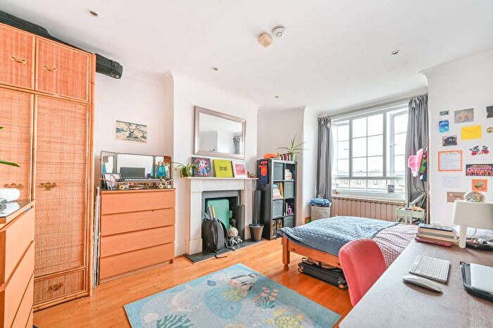 3 Bedroom Flat To Rent In Willesden Lane, Brondesbury, London, NW2