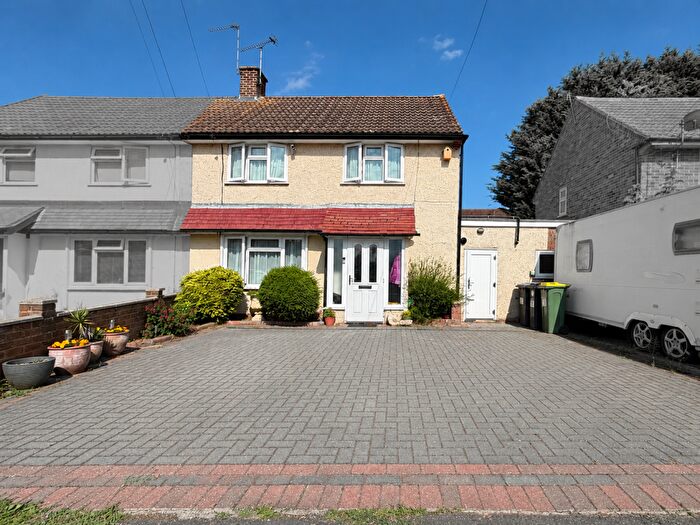 3 Bedroom Semi-Detached House For Sale In Tylney Avenue, Rochford, Essex, SS4