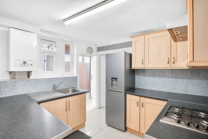 3 Bedroom Flat For Sale In Washington Avenue, London, E12