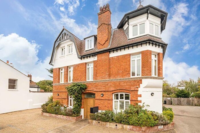 2 Bedroom Flat For Sale In High Street, Hampton, TW12
