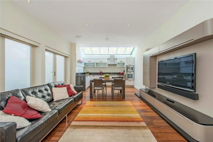 2 Bedroom Flat To Rent In St. Georges Square, Pimlico, SW1V