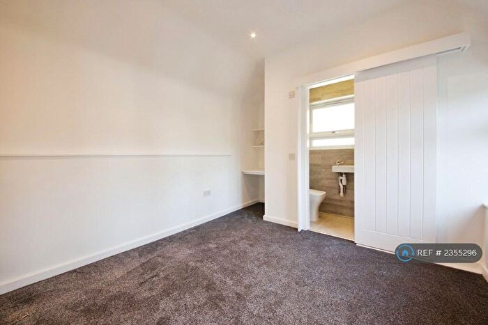 2 Bedroom Semi-Detached House To Rent In Woodhouse Road, London, N12