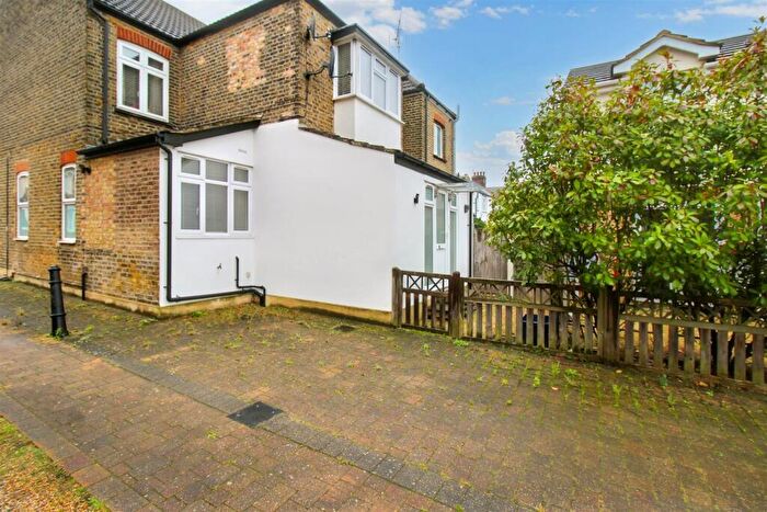 2 Bedroom Flat To Rent In Glendale Gardens, Leigh-On-Sea, SS9