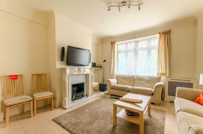 3 Bedroom Flat To Rent In Hall Road, St John's Wood, London, NW8
