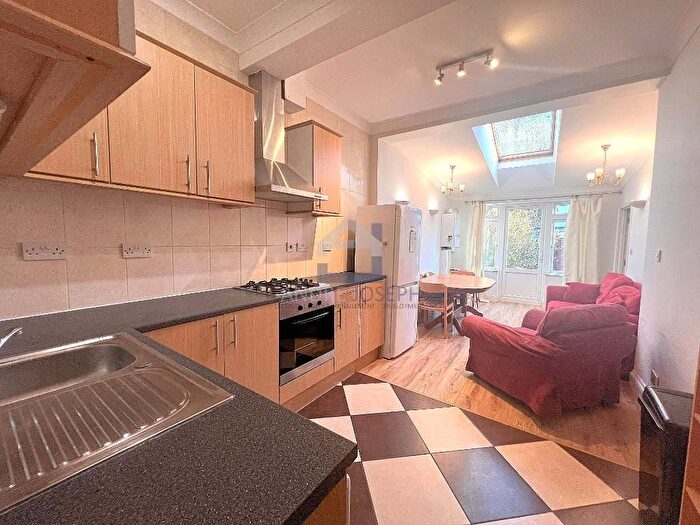 3 Bedroom Flat To Rent In Montana Road, Tooting Bec, London, SW17
