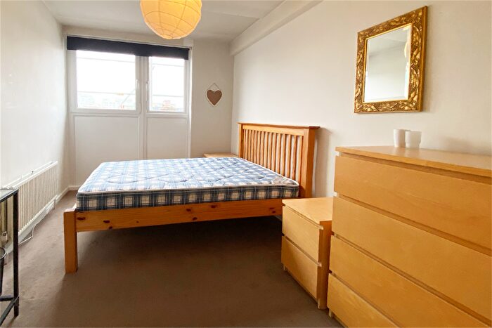 3 Bedroom Flat To Rent In Searles Close, London, SW11